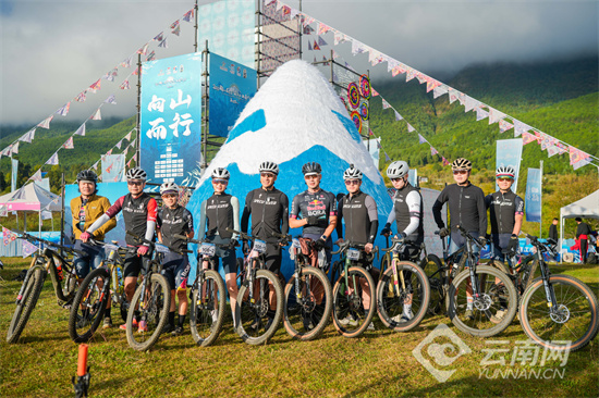 向山而行, 动之都 向山而行, 动之都